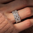 Anillo ancho regio con flor hueca – imagen 2