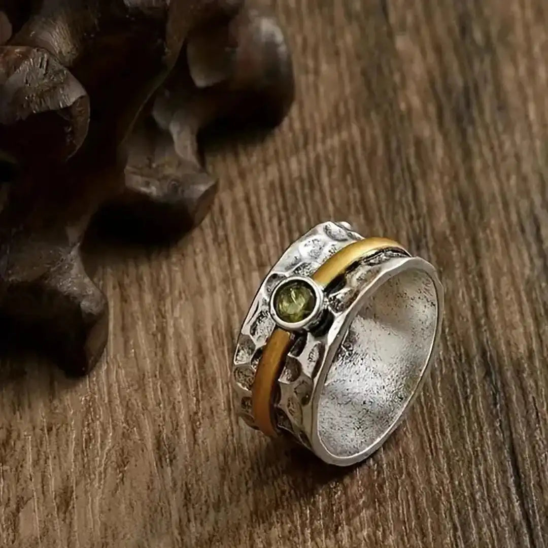 Anillo martillado de plata y oro con peridoto – imagen 2