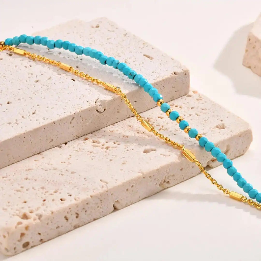 Pulsera atemporal de doble cadena dorada con turquesa – imagen 3