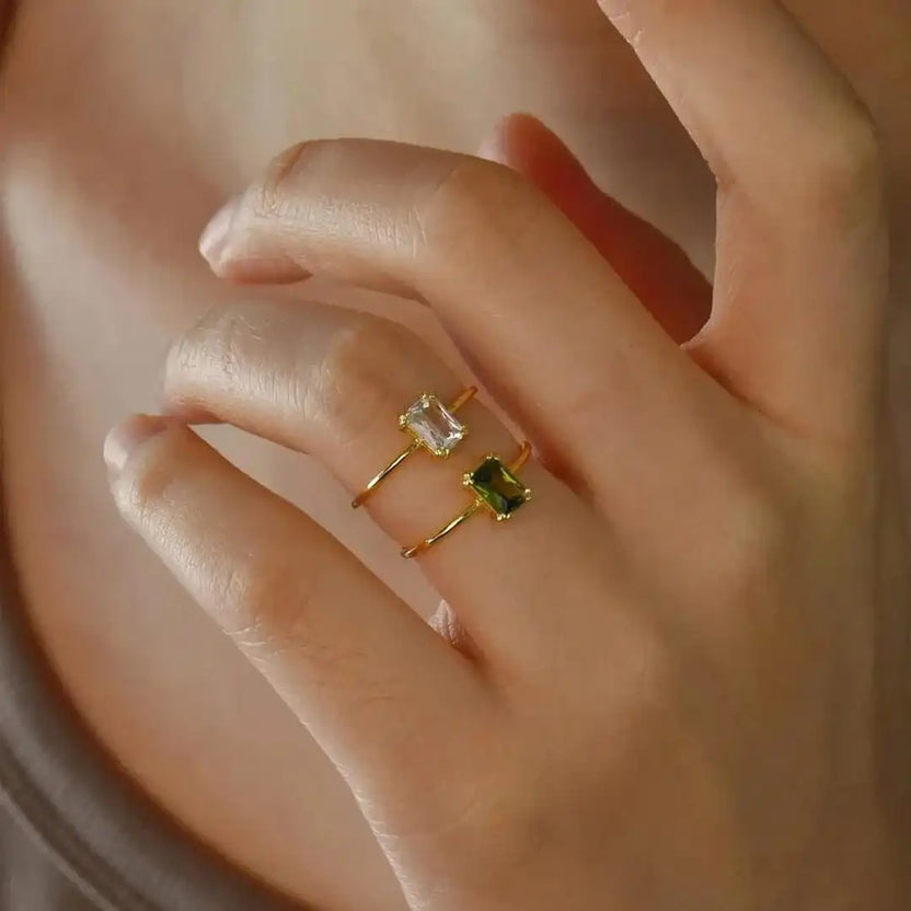 Anillo dorado delicado ajustable con gema de colores