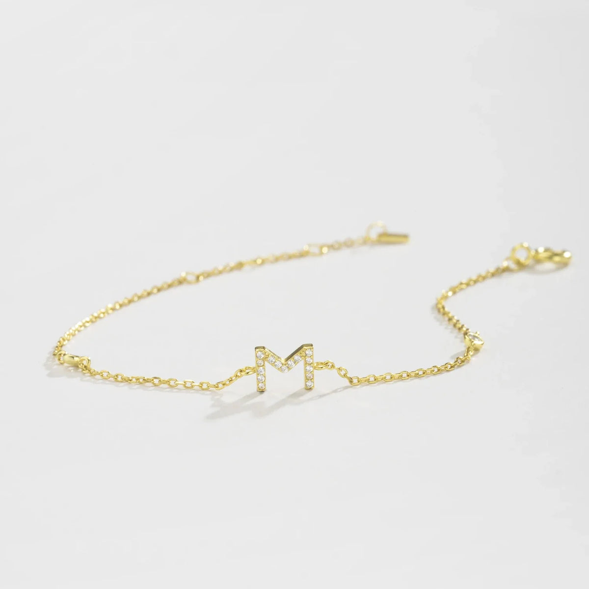 Pulsera inicial con aire de herencia – imagen 4