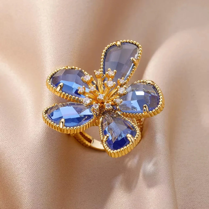 Anillo de flor dorada con pétalos