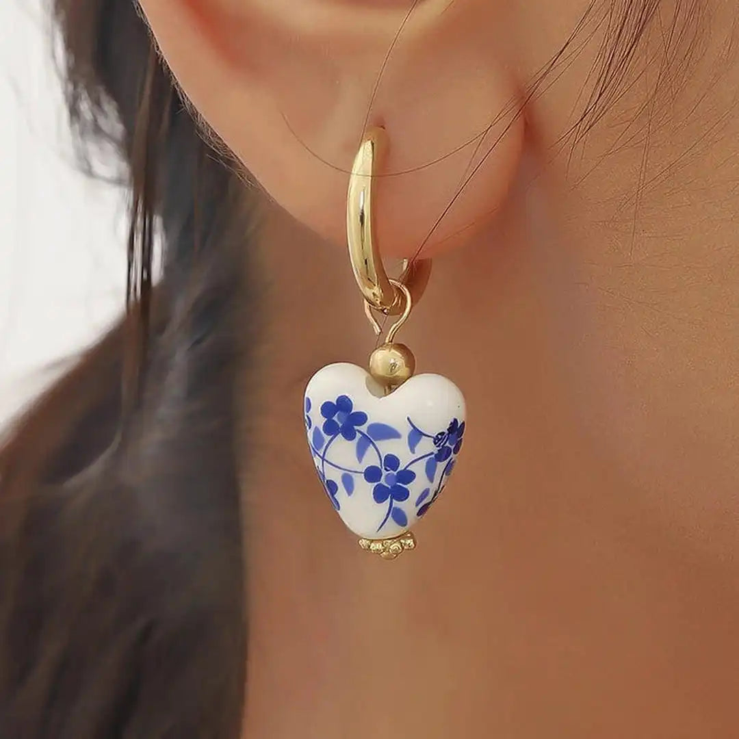 Pendientes clásicos de corazón de porcelana en dorado