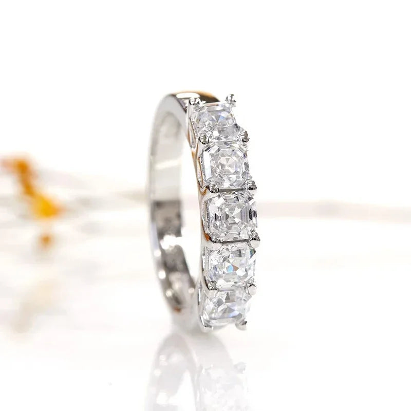 Anillo deslumbrante de circonita cúbica cuadrada