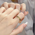Anillo minimalista dorado de declaración – imagen 2