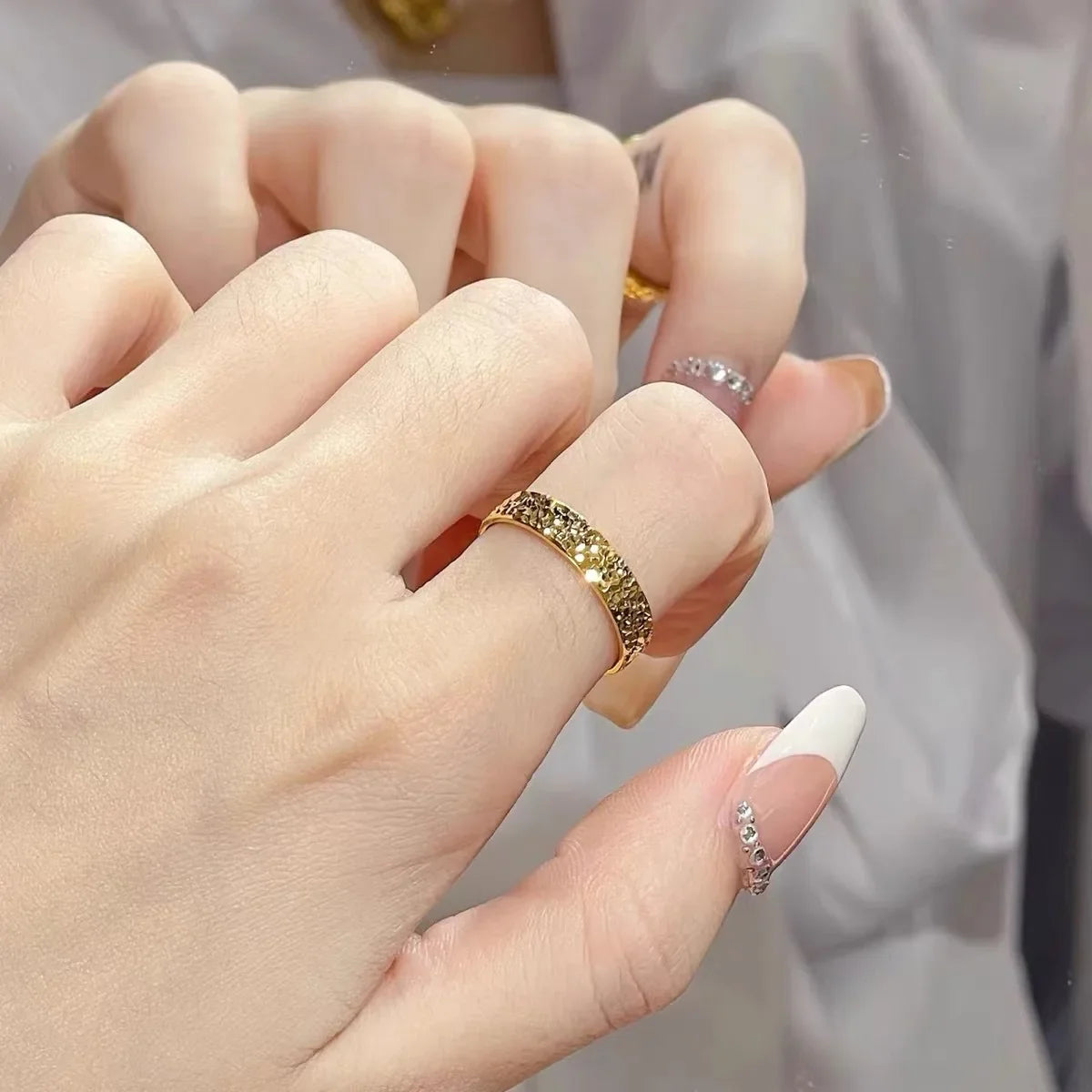 Anillo minimalista dorado de declaración – imagen 2