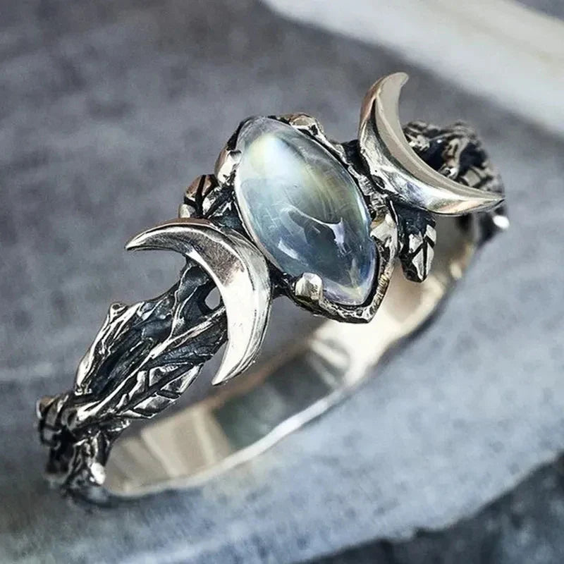 Anillo celestial de piedra lunar con luna creciente