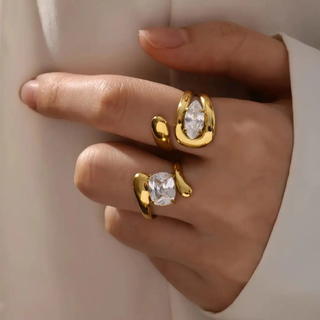 Anillo atemporal de circonita en forma de gota de agua dorado – imagen 2