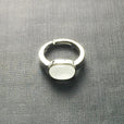 Anillo llamativo ajustable plateado con cabujón blanco