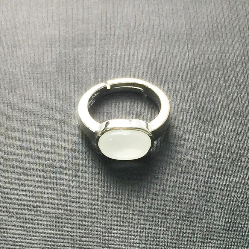 Anillo llamativo ajustable plateado con cabujón blanco