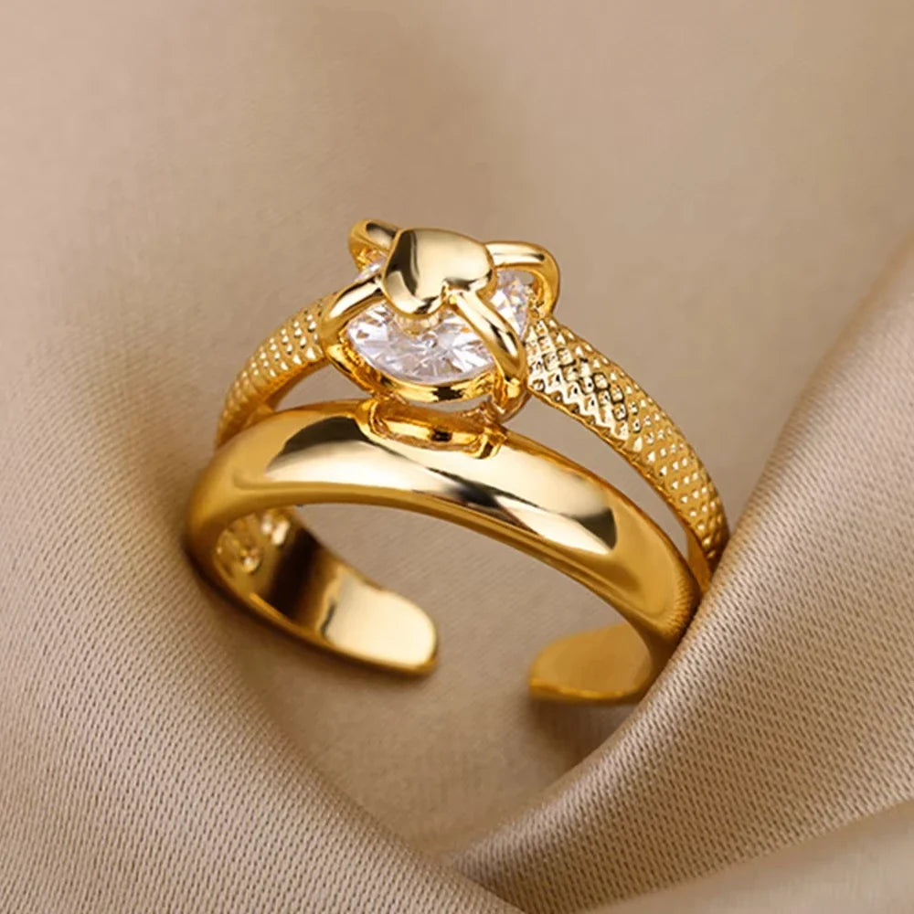 Anillo dorado de silueta abierta