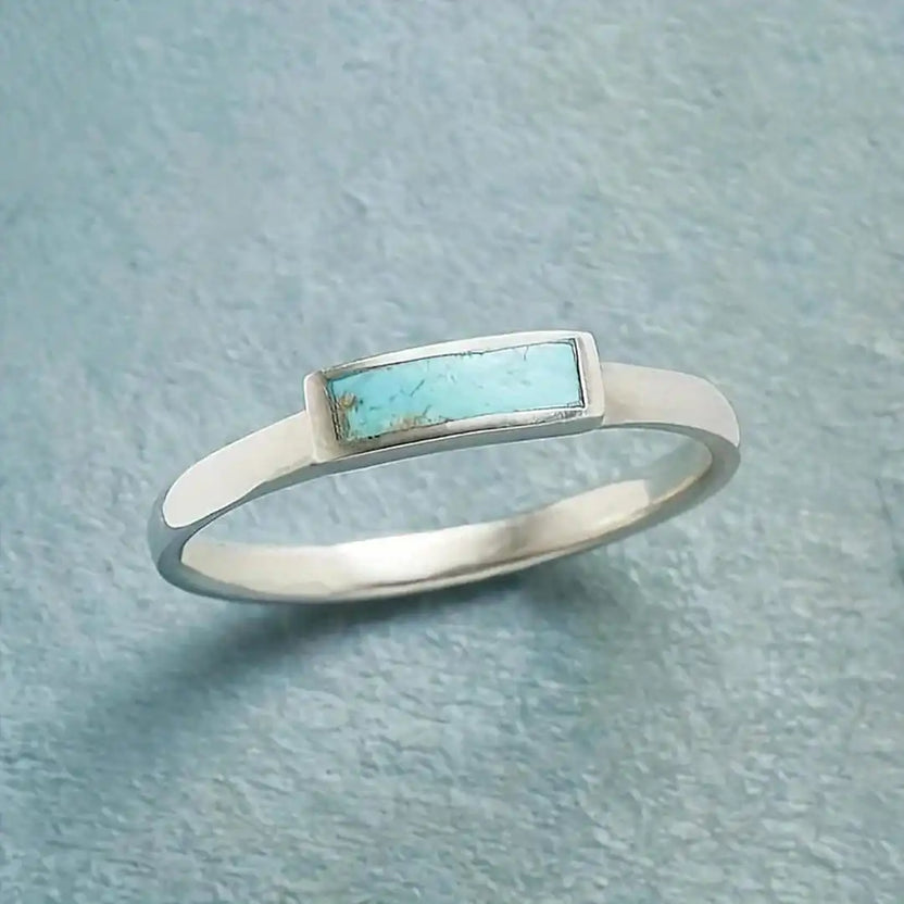 Anillo clásico de plata con turquesa en barra
