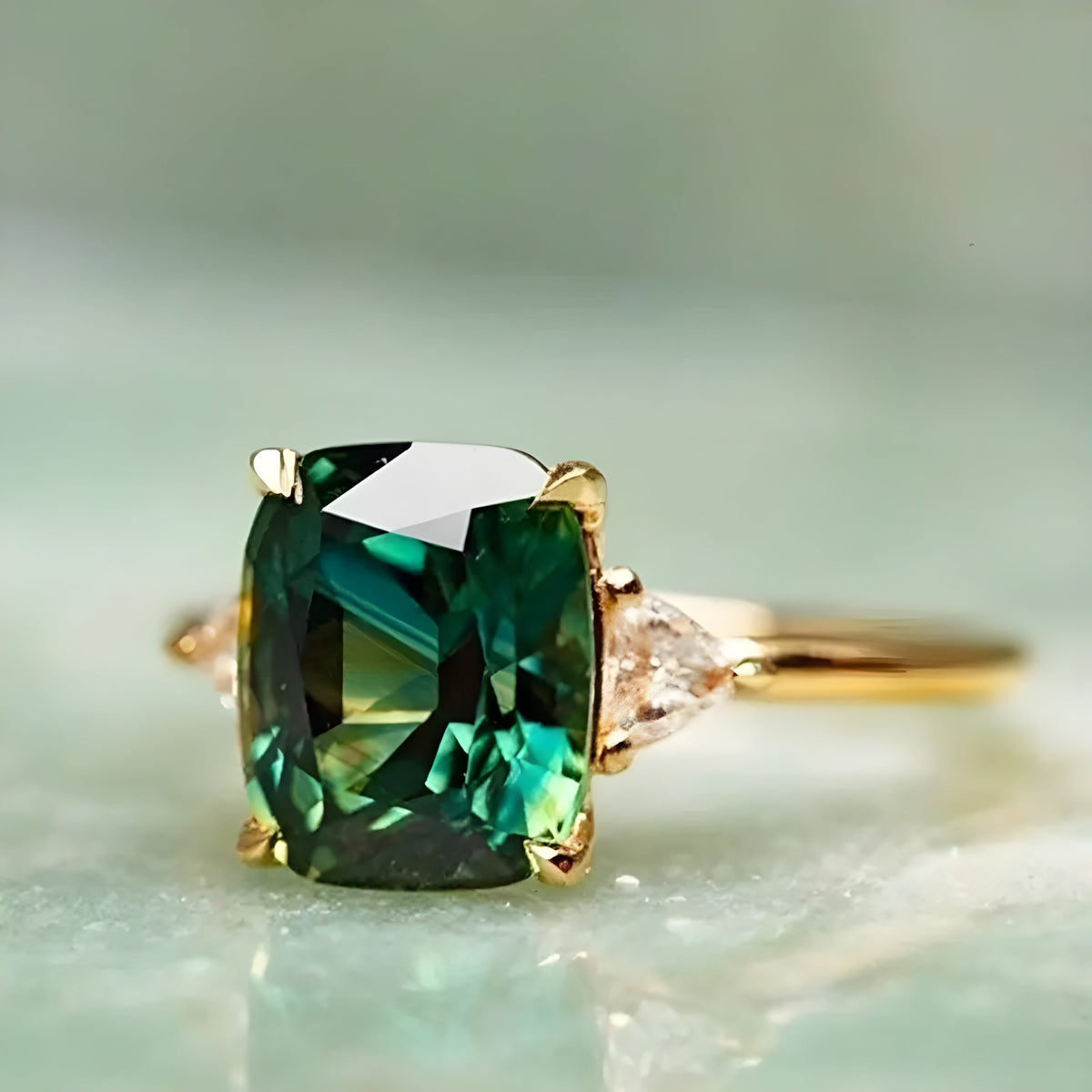 Anillo cuadrado de esmeralda elegante