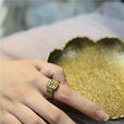 Anillo dorado de talla de flor cuadrada – imagen 2