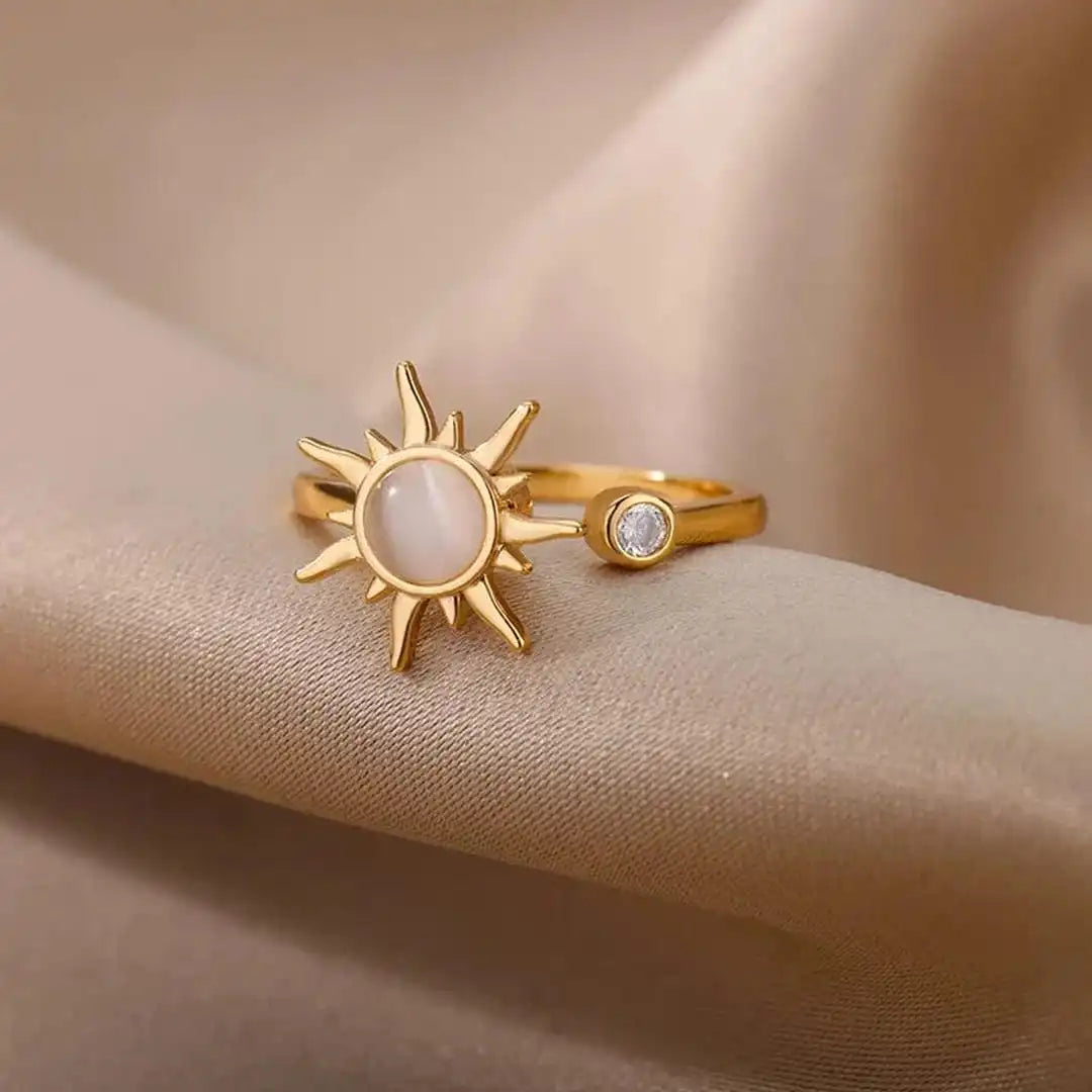 Anillo celestial de oro con piedra de luna y rayo de sol