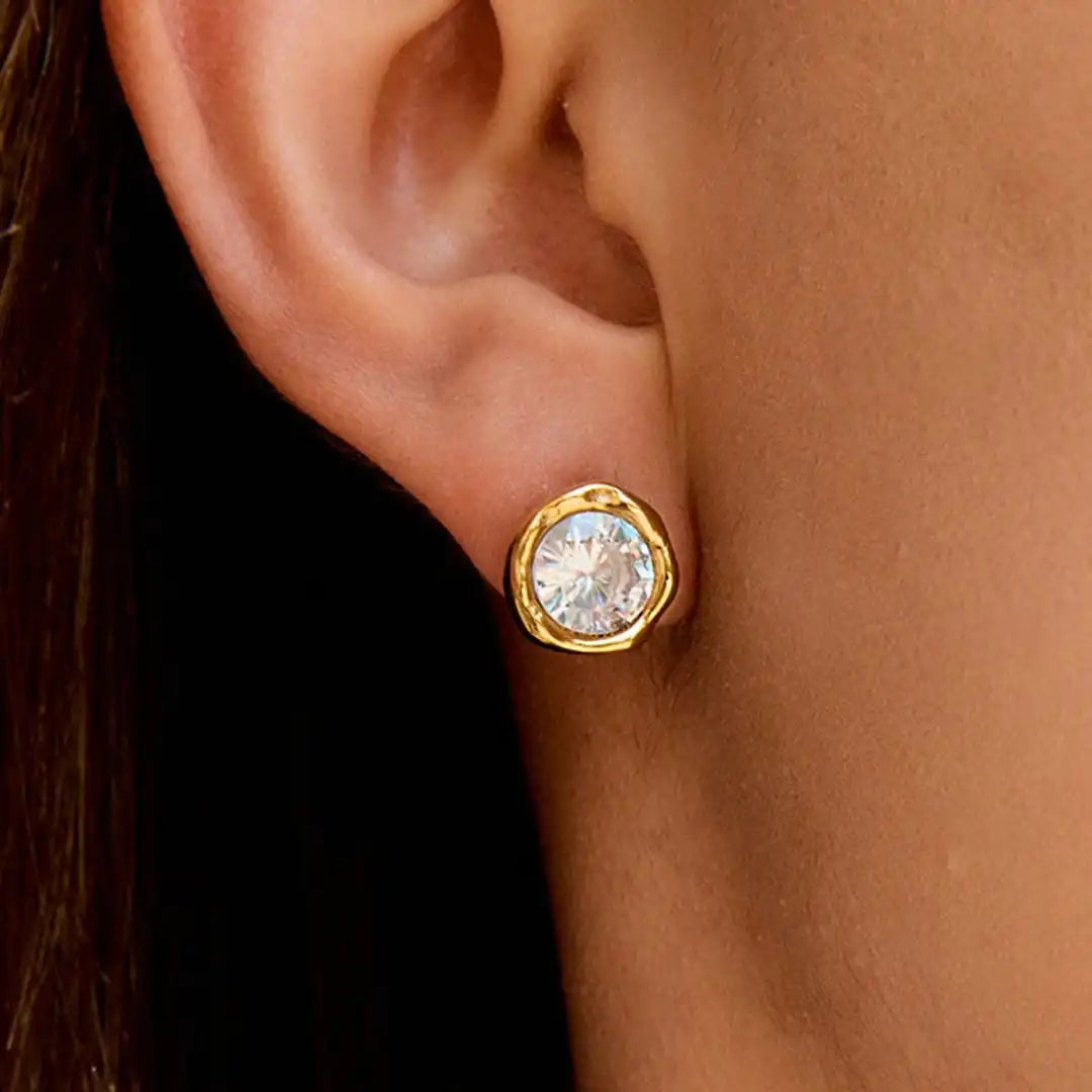 Pendientes atemporales de circonita redonda en dorado – imagen 2