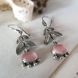 Pendientes colgantes de cuarzo rosa con hojas en plata – imagen 2