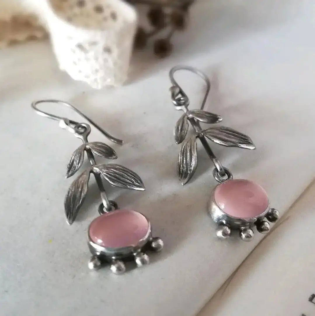 Pendientes colgantes de cuarzo rosa con hojas en plata – imagen 2