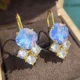 Pendientes dorados atemporales con circonitas arcoíris – imagen 3