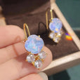 Pendientes dorados atemporales con circonitas arcoíris – imagen 4