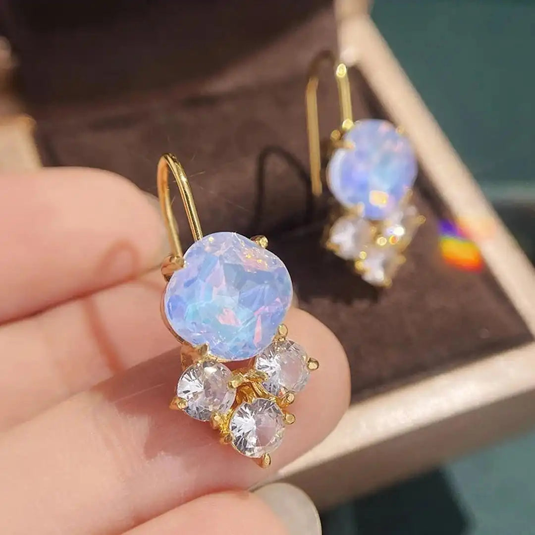Pendientes dorados atemporales con circonitas arcoíris – imagen 4