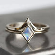 Anillo chic atemporal de ópalo romboidal