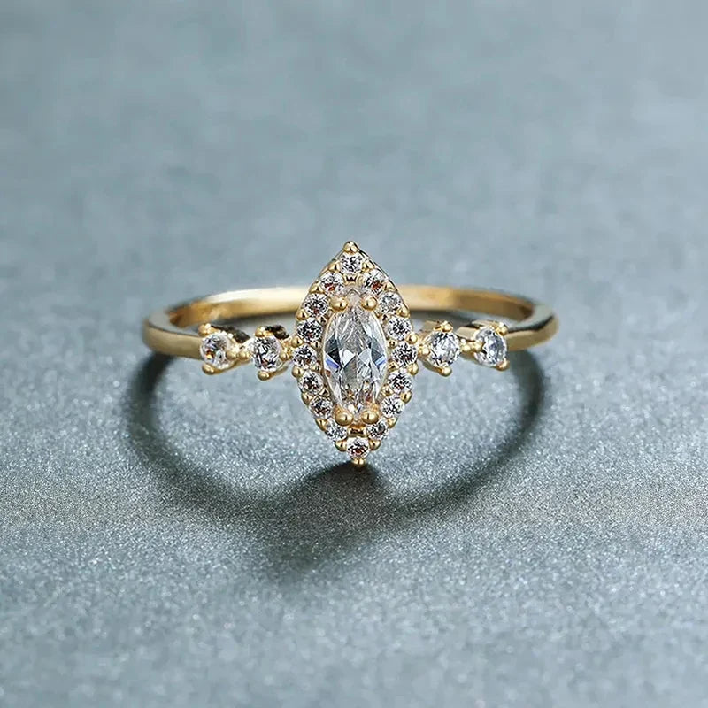 Anillo de circonita marquesa exquisito
