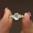 Anillo de piedra luna con brillo lunar