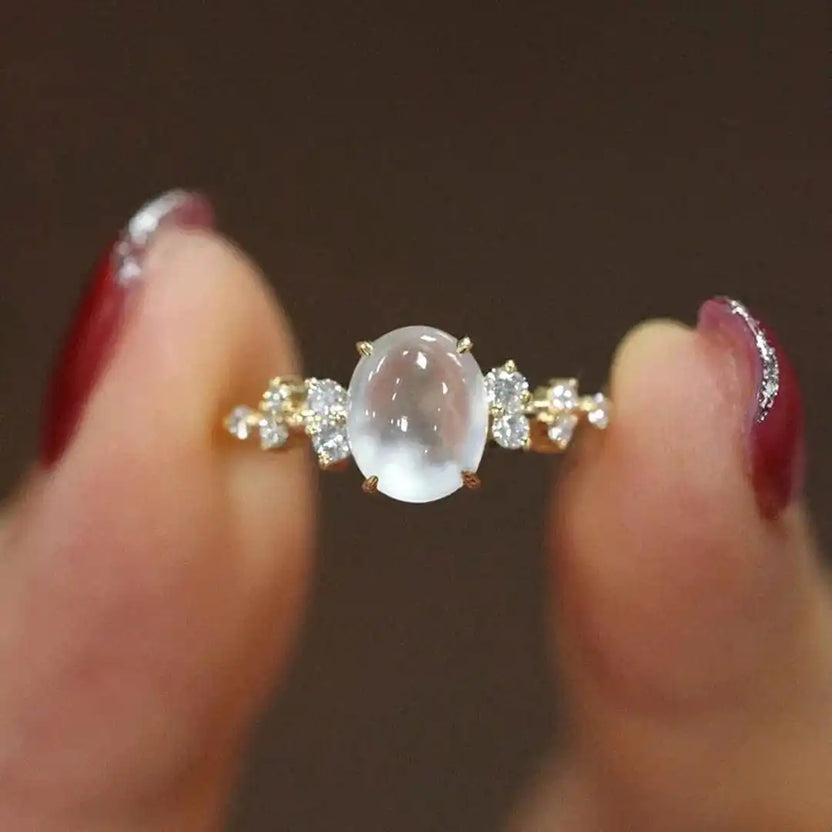 Anillo de piedra luna con brillo lunar