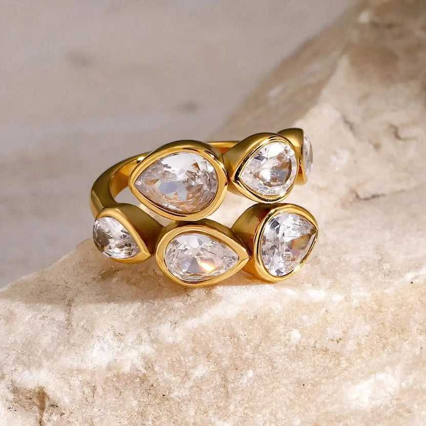 Anillo cluster de cinco piedras en forma de lágrima