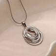 Collar geométrico oval hueco en oro y plata – imagen 3