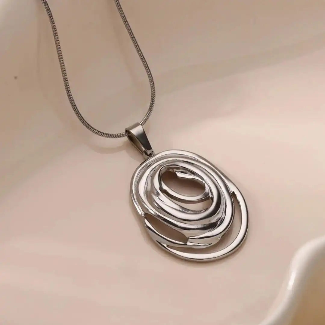 Collar geométrico oval hueco en oro y plata – imagen 3