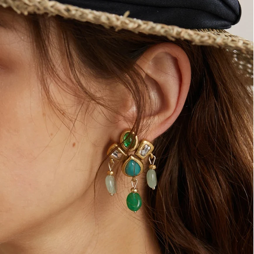 Pendientes dorados Élite con gotas verdes y flecos — Carmen, Lucía & Rocío