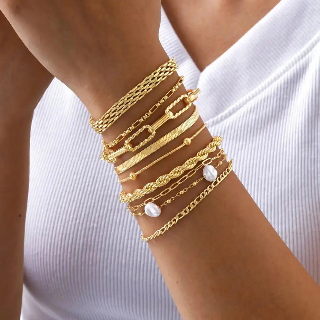 Set de pulseras apilables doradas con perlas – imagen 2