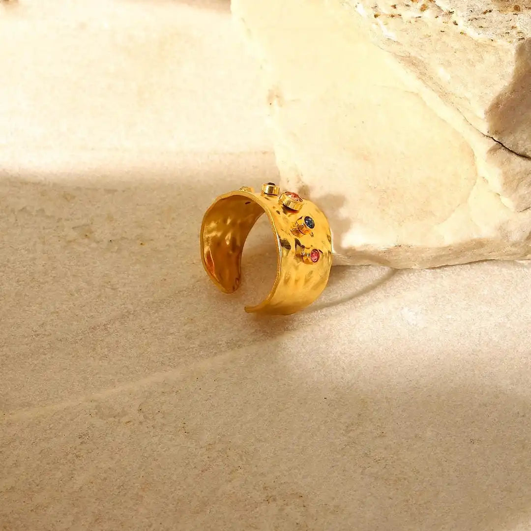Anillo vintage dorado con circonita cúbica – imagen 2