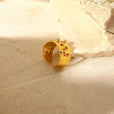 Anillo ajustable martillado ancho con cristales arcoíris – imagen 3