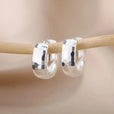 Pendientes de aro dorados escultóricos atemporales – imagen 2
