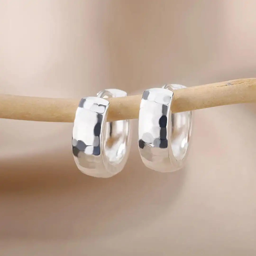 Pendientes de aro dorados escultóricos atemporales – imagen 2