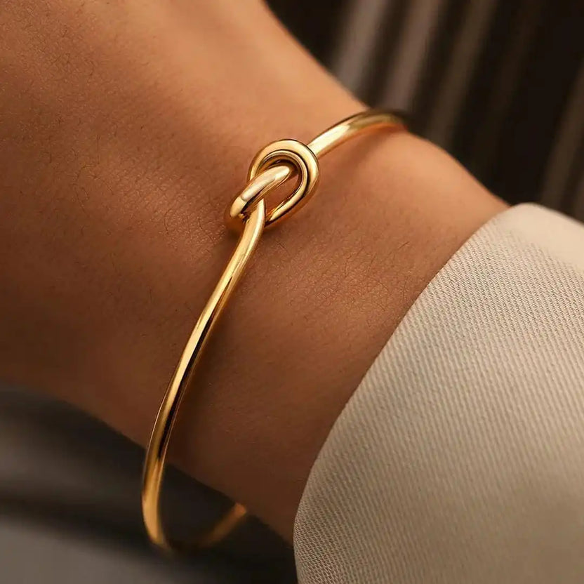 Pulsera dorada de nudo ajustable