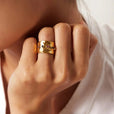 Anillo ajustable martillado ancho con cristales arcoíris – imagen 2