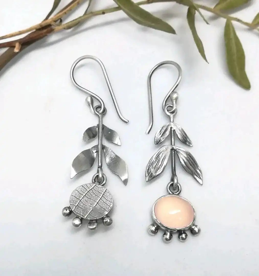 Pendientes colgantes de cuarzo rosa con hojas en plata – imagen 3