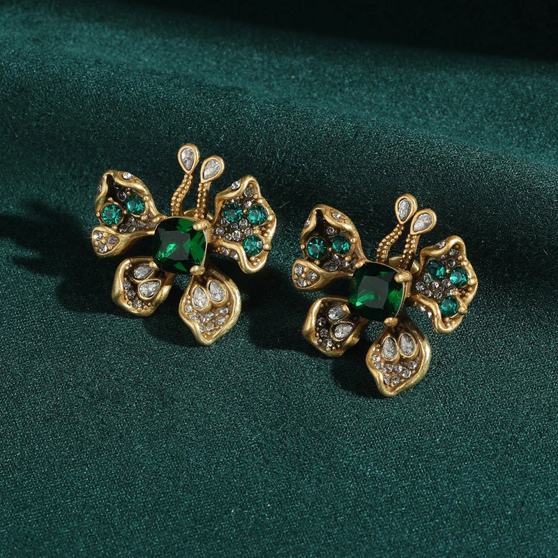 Pendientes dorados de mariposa esmeralda con cristal – imagen 2