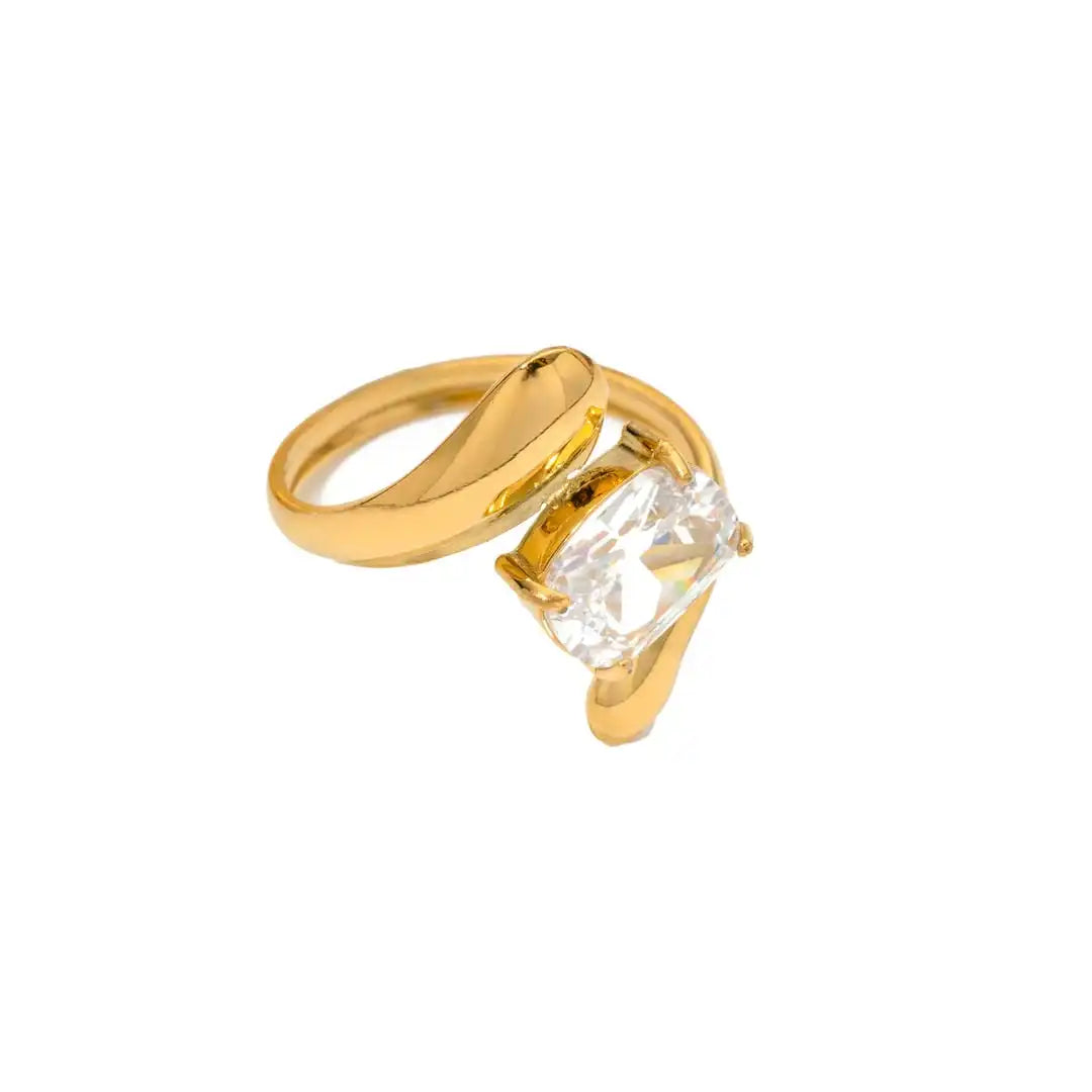 Anillo atemporal de circonita en forma de gota de agua dorado – imagen 5
