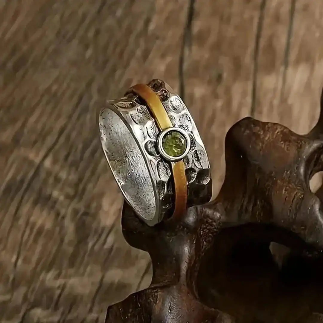 Anillo martillado de plata y oro con peridoto – imagen 4