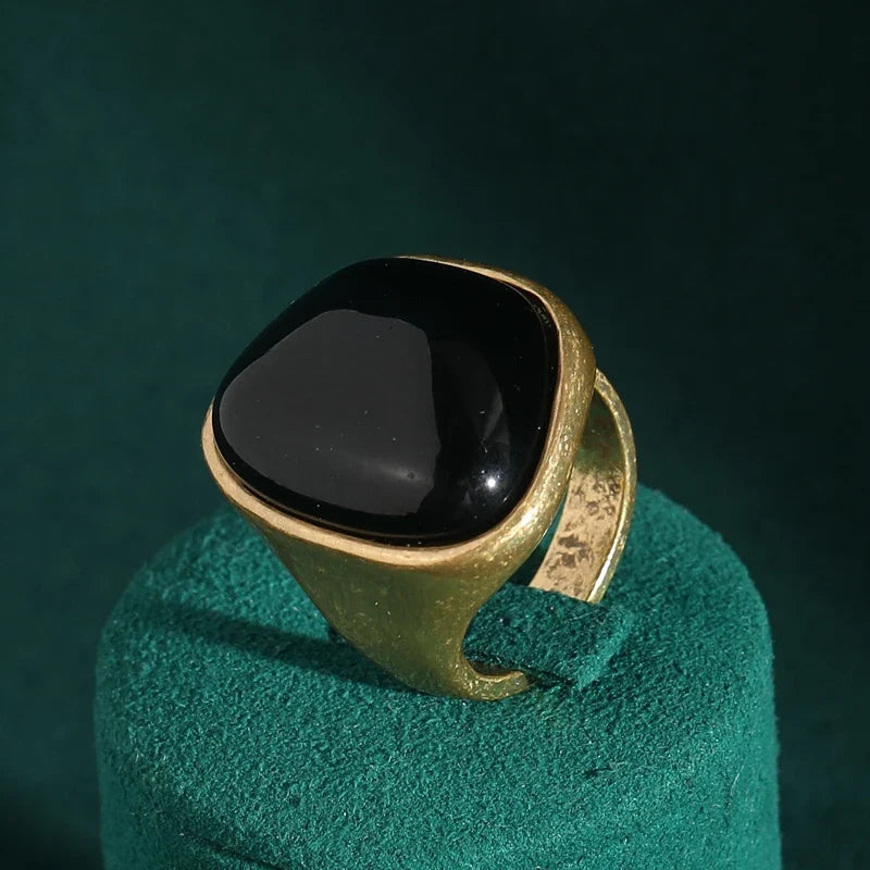Anillo dorado irregular de perla lisa