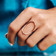 Anillo geométrico refinado con forma ovalada hueca – imagen 3