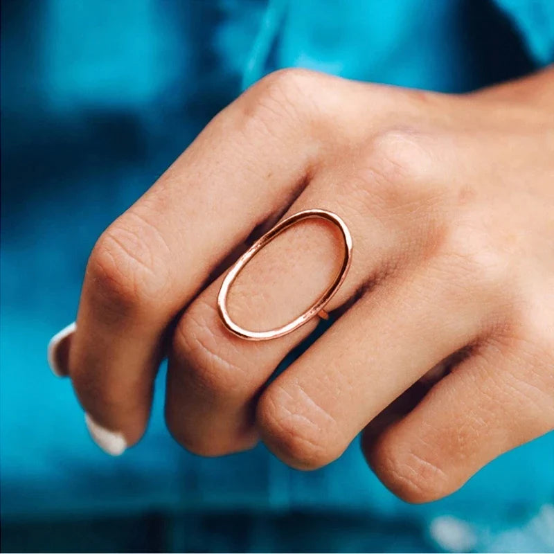 Anillo geométrico refinado con forma ovalada hueca – imagen 3
