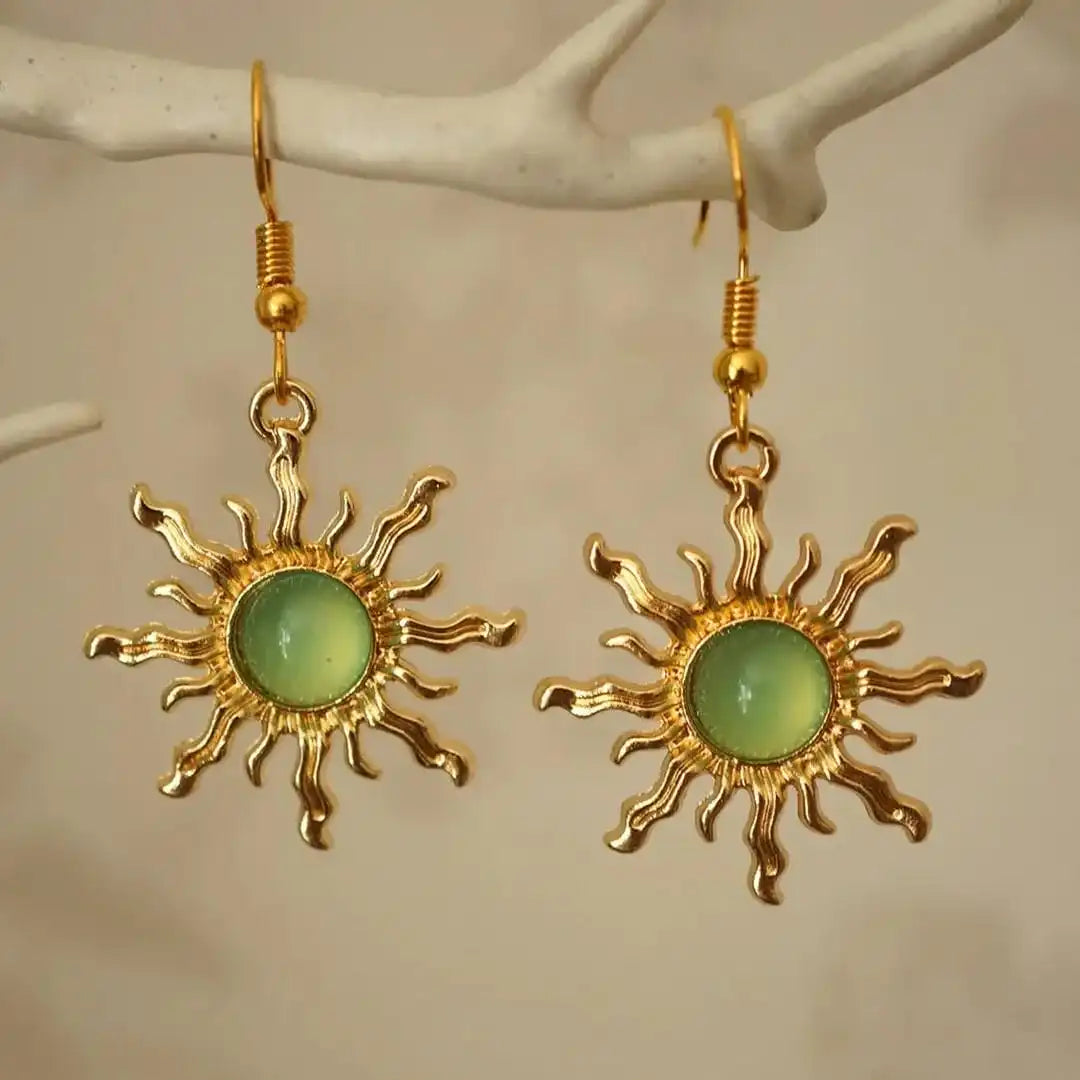 Pendientes clásicos dorados con diseño de sol radiante