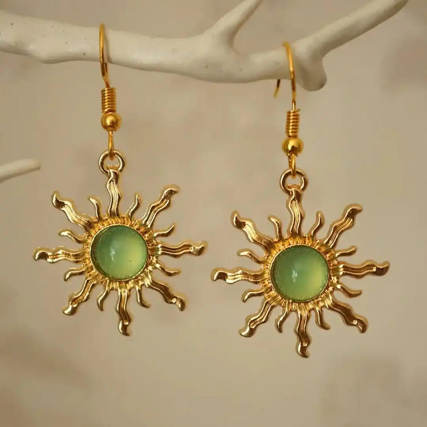 Pendientes clásicos dorados con diseño de sol radiante