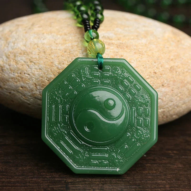 Collar con colgante yin yang de jade